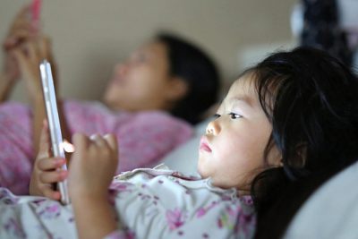 Hội chứng TIC ở trẻ nghiện smartphone