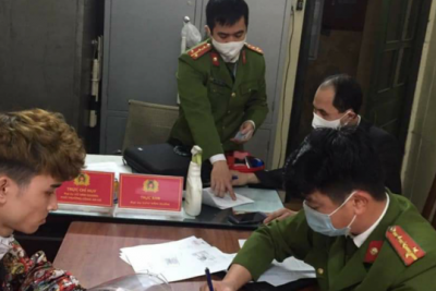 Hà Nội: Hàng trăm người không đeo khẩu trang nơi công cộng bị xử phạt