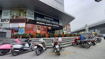 Hà Nội, nhiều quán cafe vẫn mở cửa trong ngày đầu thực hiện lệnh cấm.