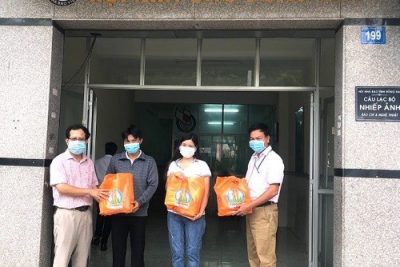 Kim Oanh Group tặng dụng cụ phòng chống Covid-19 hỗ trợ phóng viên