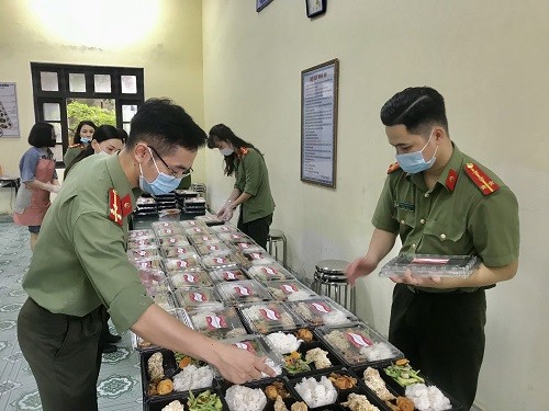Thái Bình: “Những suất cơm mang hương vị gia đình”  ấm lòng các chiến sĩ nơi tuyến đầu chống dịch