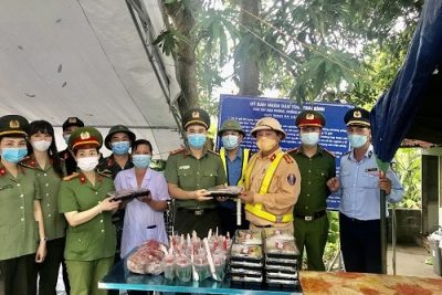 Thái Bình: “Những suất cơm mang hương vị gia đình”  ấm lòng các chiến sĩ nơi tuyến đầu chống dịch
