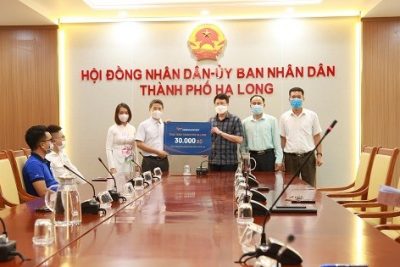 Văn Phú – Invest trao tặng 30.000 bộ xét nghiệm nhanh Covid – 19 cho thành Phố Hạ Long