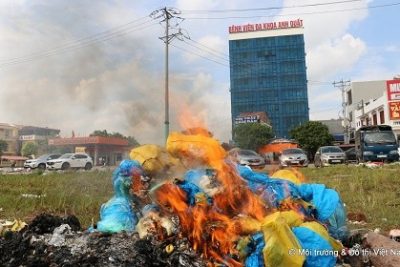Bệnh viện Anh Quất ngang nhiên đốt rác thải y tế gần cổng cơ quan công quyền huyện Tân Yên