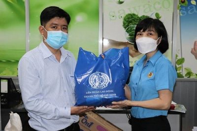 SAWACO trao 500 “túi an sinh” cho người lao động khó khăn