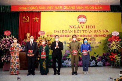 Chủ tịch UBND Thành phố Chu Ngọc Anh chung vui Ngày hội Đại đoàn kết toàn dân tộc cùng Nhân dân phường Phú Diễn