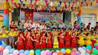 Tạp chí Môi trường và Đô thị Việt Nam tặng quà học sinh khó khăn dịp năm học mới